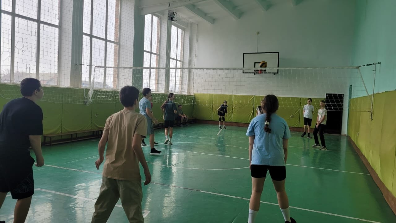Соревнования по волейболу в 7-10 классах.
